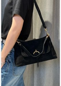 Sac à l&rsquo;épaule en daim noir.