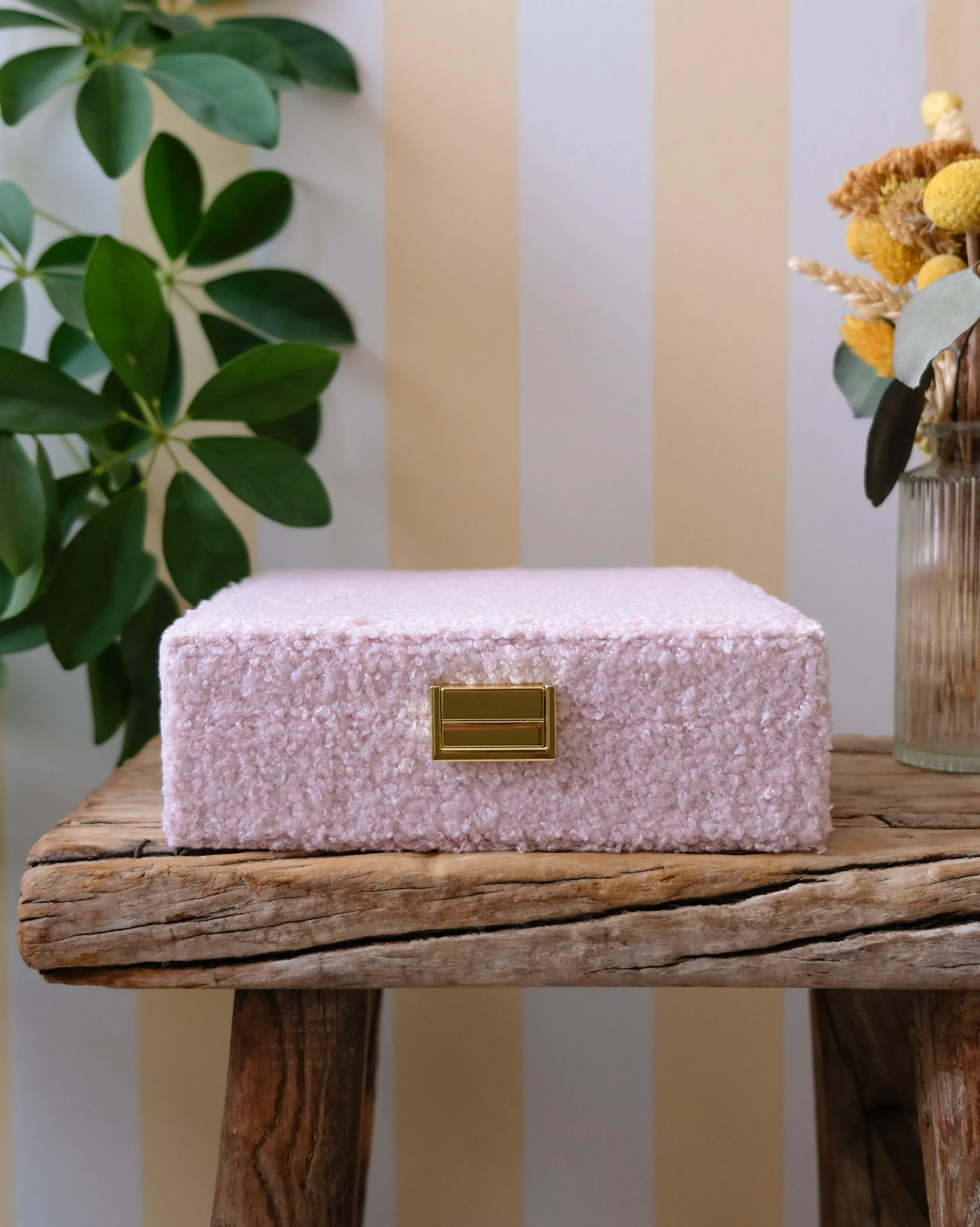 Boîte à bijoux Anne en moumoute rose.