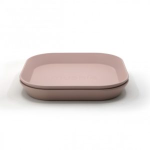 Set de deux assiettes carrées Mushie « blush ».