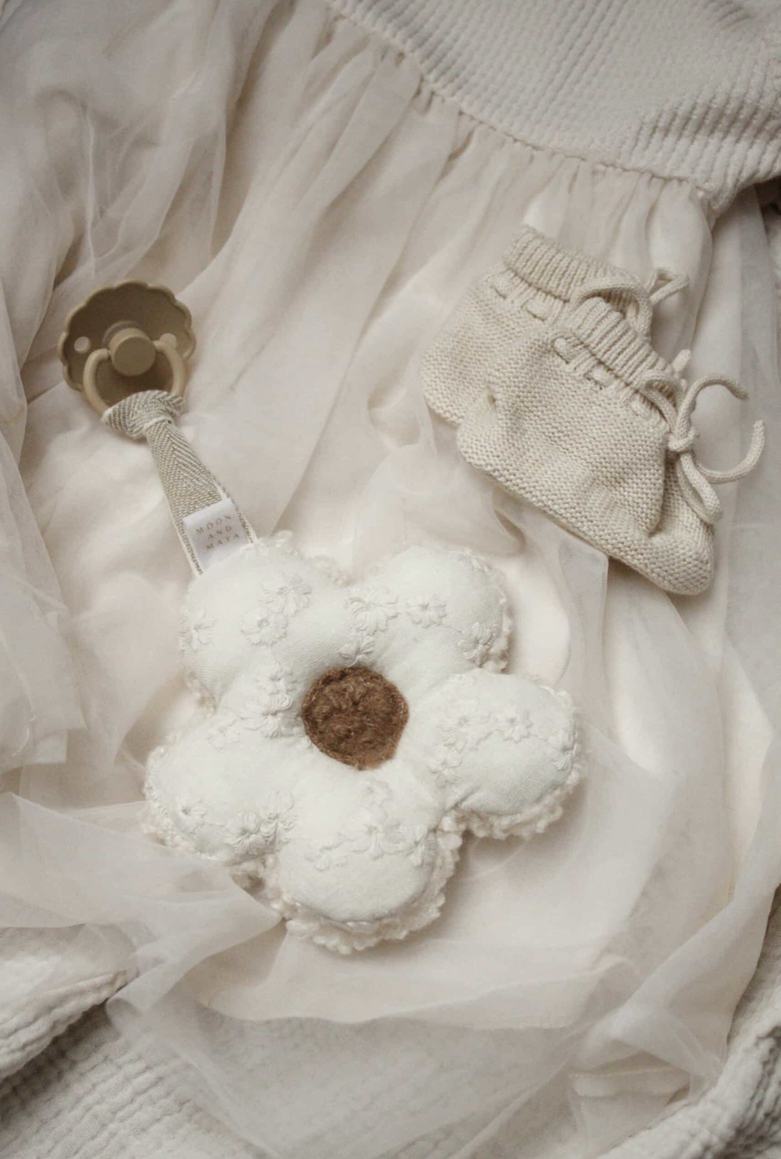 Attache tétine Marguerite Broderie.