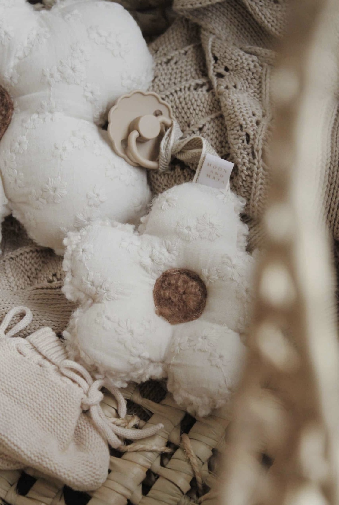 Attache tétine Marguerite Broderie. – Image 3