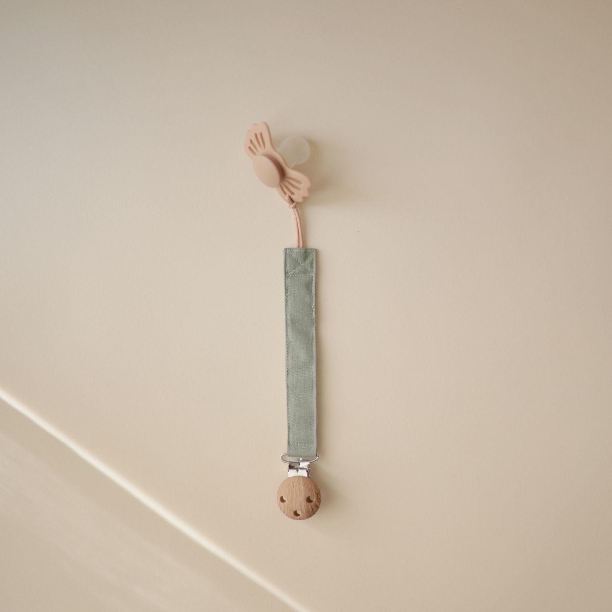Attache tétine Lin Olive / Shifting Sand. (duo). – Image 2
