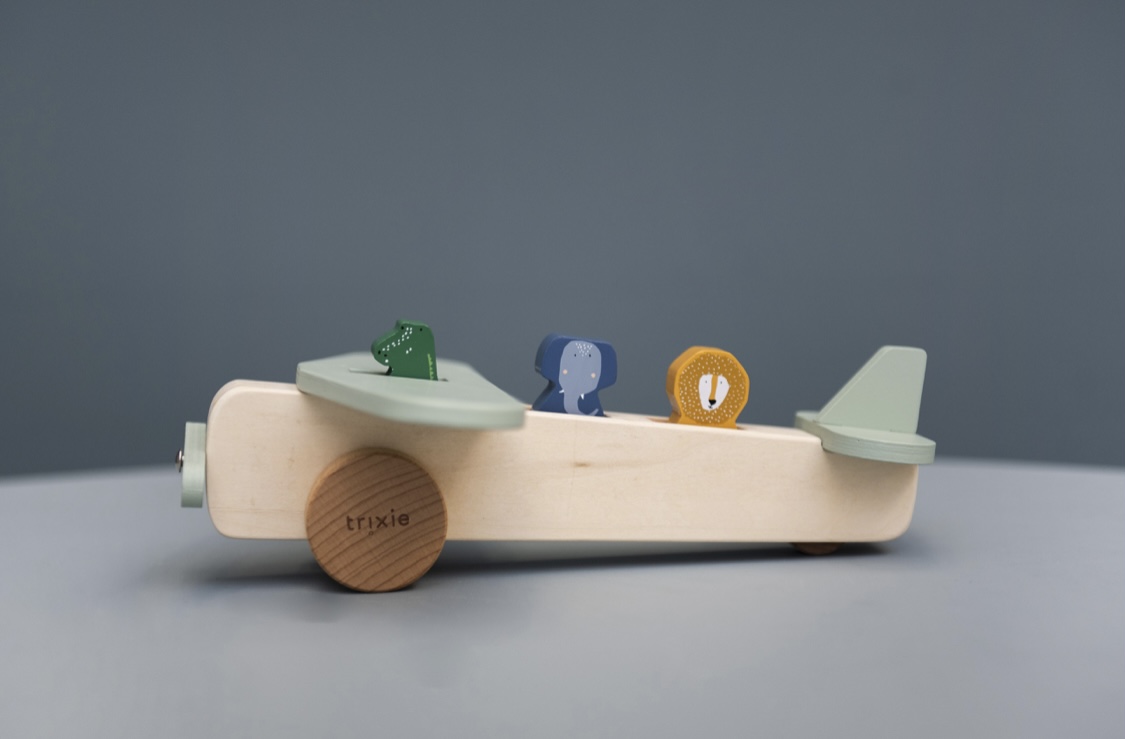 Avion en bois avec animaux. – Image 5