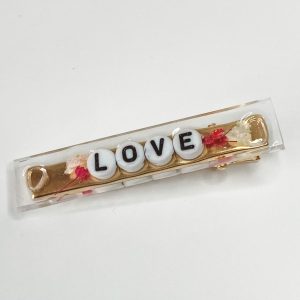 Barrette résine Love avec fleurs.