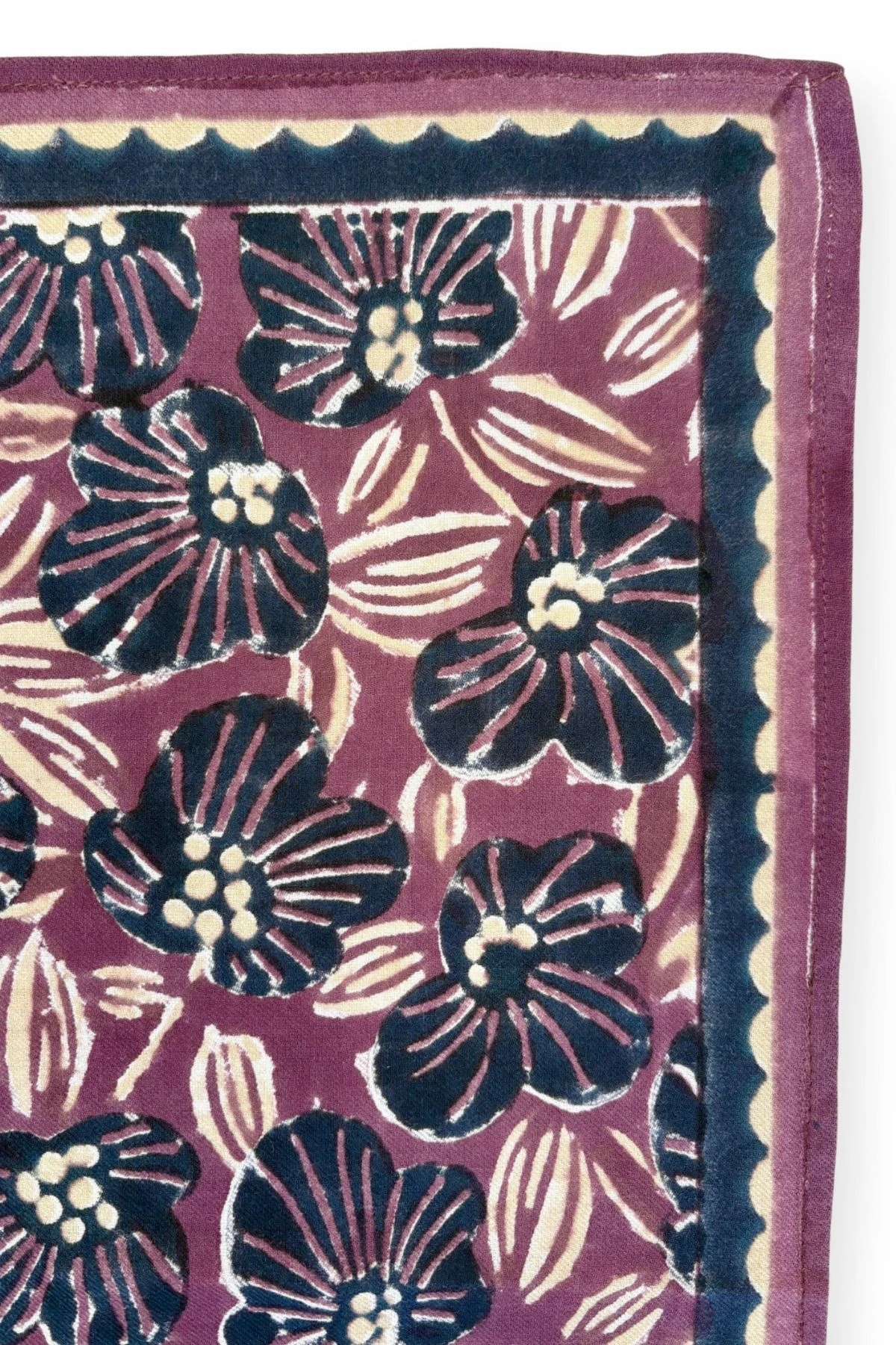 Apaches Collections – Big Foulard Latika « Amaryllis » Cassis. – Image 2