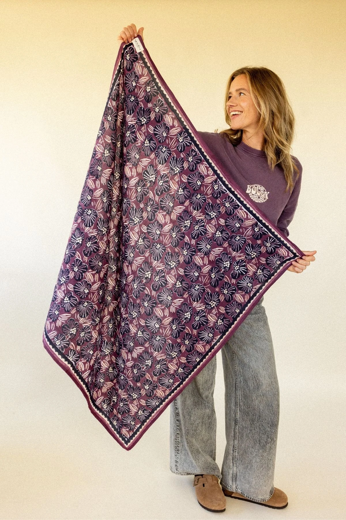 Apaches Collections – Big Foulard Latika « Amaryllis » Cassis. – Image 3