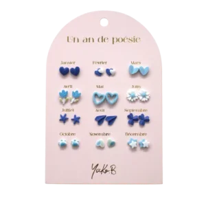 Ensemble de 12 paires de boucles d’oreilles en céramique – Un An de Poésie bleue.