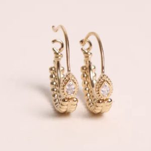 Boucles Créoles avec pierres blanches.