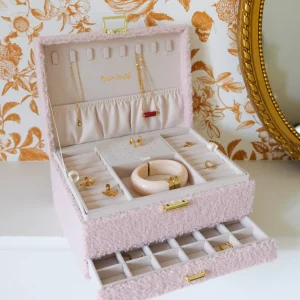 Boîte à bijoux Denise en moumoute rose.