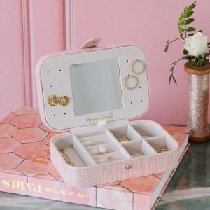 Boîte à bijoux de voyage Brigitte en lin rose.