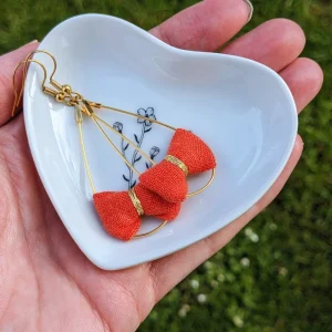 Coffret 100% lin : boucles d&rsquo;oreilles & sa coupelle en porcelaine