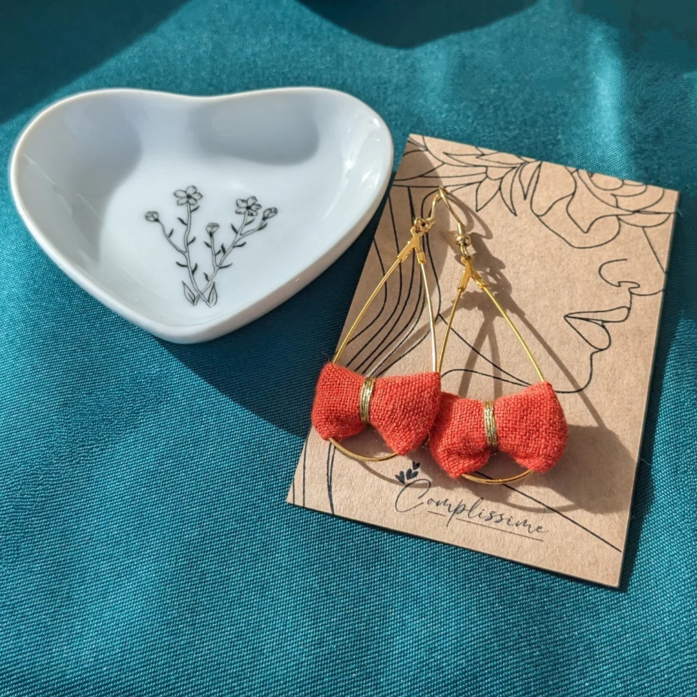 Coffret 100% lin : boucles d’oreilles & sa coupelle en porcelaine – Image 3
