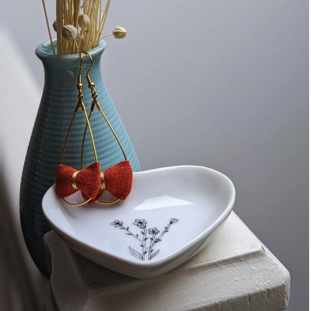 Coffret 100% lin : boucles d’oreilles & sa coupelle en porcelaine – Image 2
