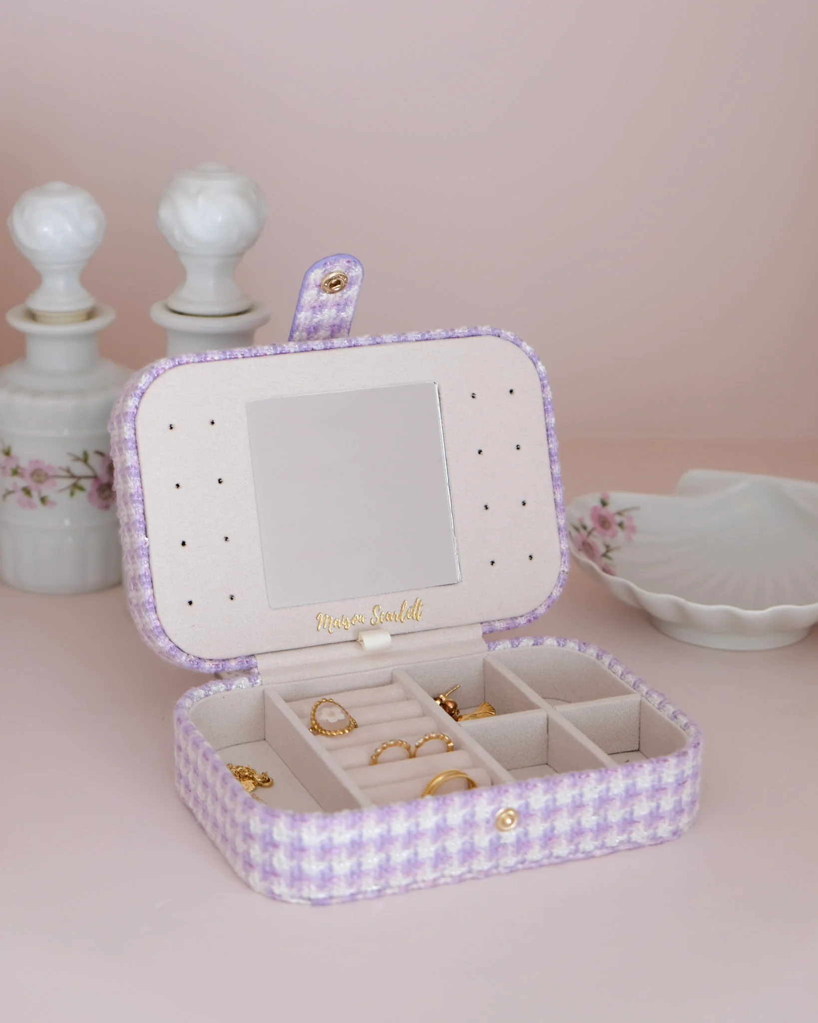 Boîte à bijoux de voyage Brigitte en pied-de-poule mauve.