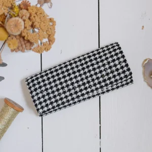 Pochette à bijoux Catherine en pied-de-poule noir.