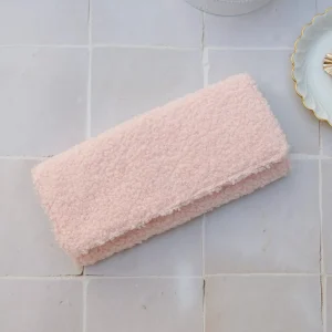 Pochette à bijoux Catherine en moumoute rose.