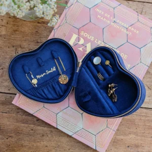 Boîte à bijoux de voyage Céleste en velours bleu.