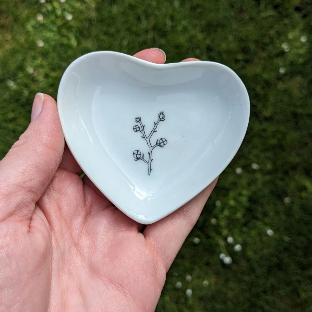 Coffret 100% coton : boucles d’oreilles & sa coupelle en porcelaine – Image 2