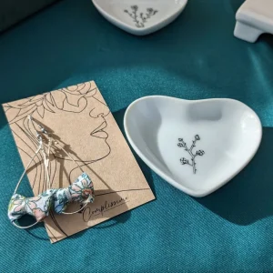 Coffret 100% coton : boucles d&rsquo;oreilles & sa coupelle en porcelaine