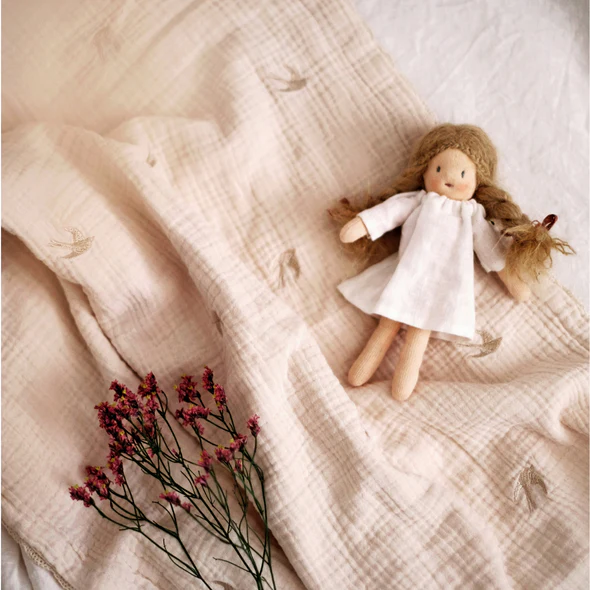 Couverture brodée hirondelles – Gentil Coquelicot. – Image 2