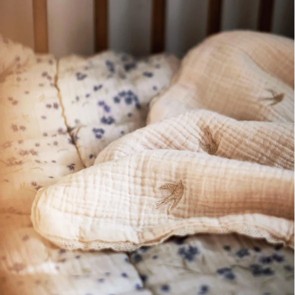 Couverture brodée hirondelles – Gentil Coquelicot. – Image 3