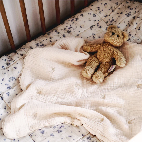 Couverture brodée hirondelles – Gentil Coquelicot. – Image 4