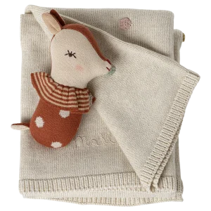 Couverture bébé avec son hochet et pochon – Maileg.