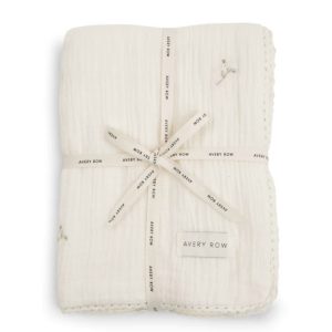 Couverture mousseline brodée, motif fleur.