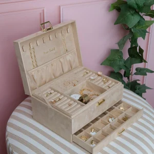Boîte à bijoux Denise en velours beige.