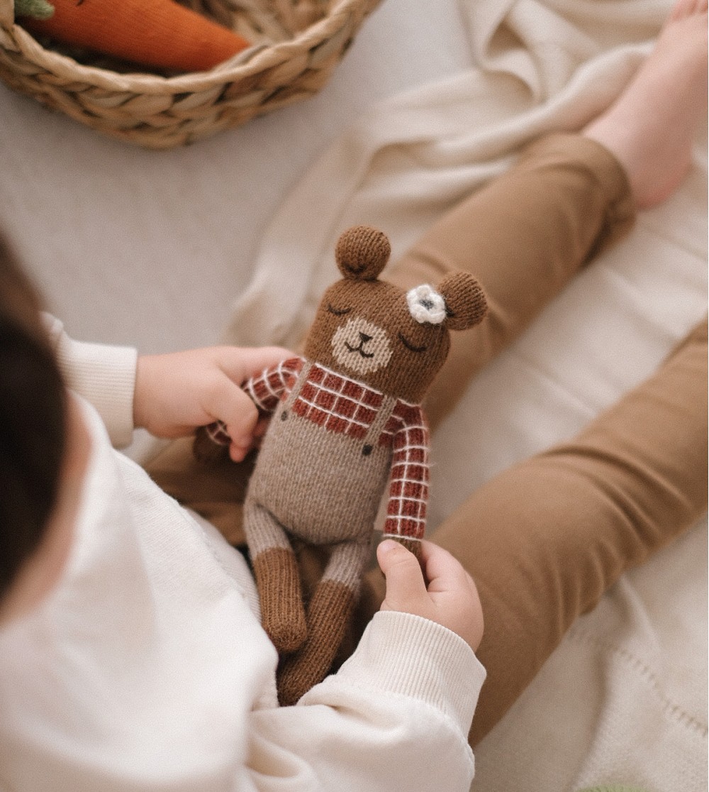 Doudou ourson chemise à carreaux sienne | Main Sauvage. – Image 2