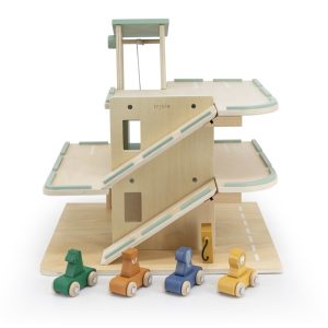 Garage en bois avec accessoires.