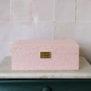 Boîte à bijoux Louise en moumoute rose.