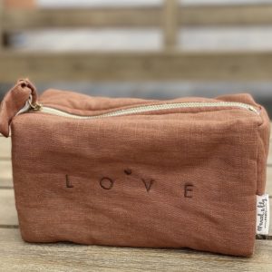Trousse lin brodée  » LOVE  » cognac.