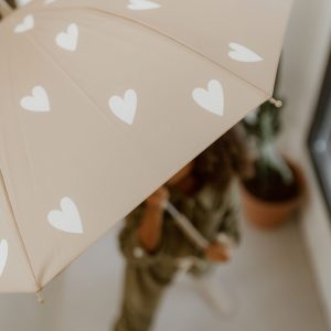 Parapluie beige a coeurs.