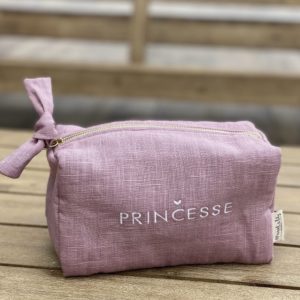 Trousse lin brodée » PRINCESSE  » mauve.