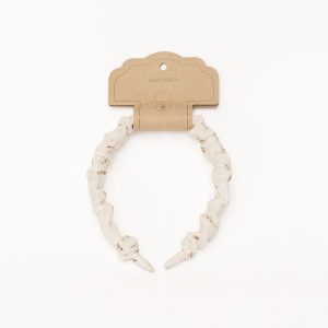 Serre-tête, flower buds.