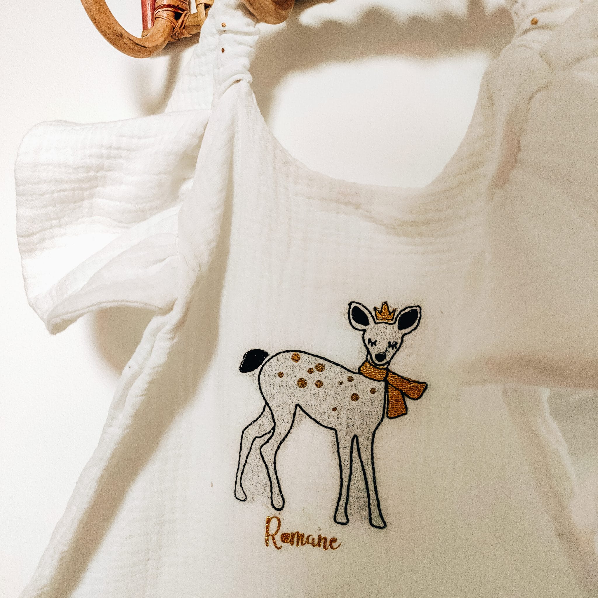 Bavoir Serviette couvrant Elastique à personnaliser | modèle Choupette à volants – Image 5