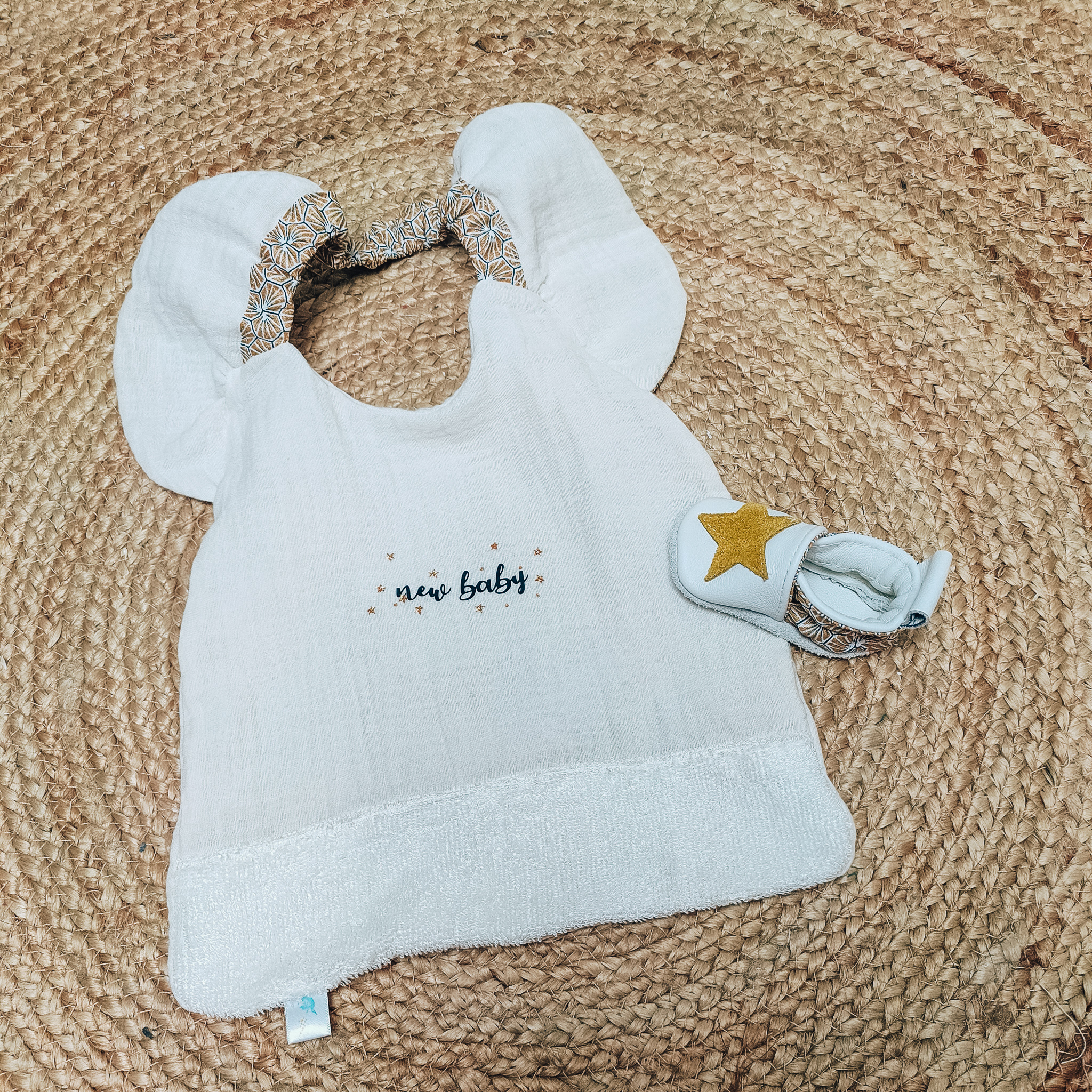 Bavoir Serviette couvrant Elastique à personnaliser | modèle Choupette à volants – Image 2