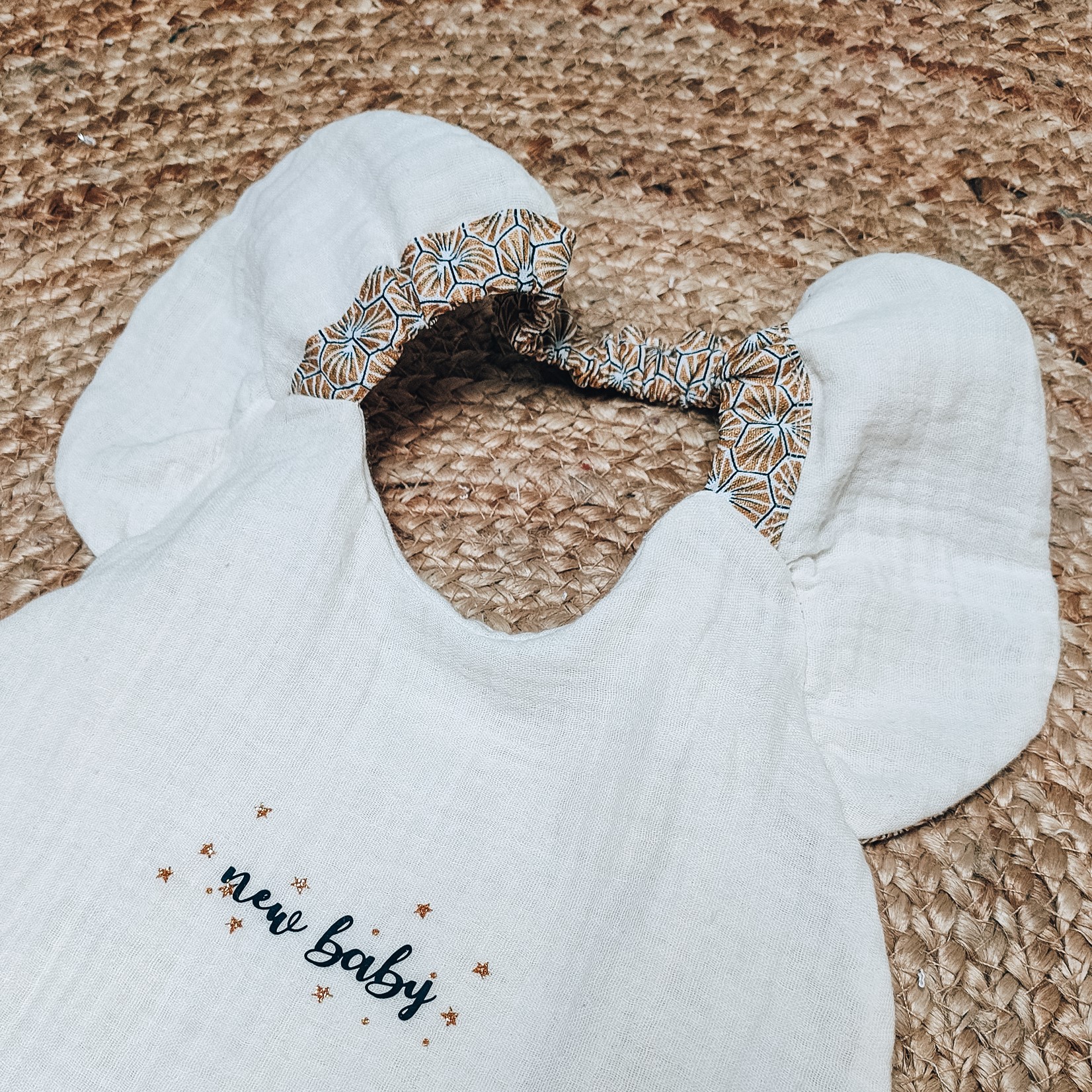 Bavoir Serviette couvrant Elastique à personnaliser | modèle Choupette à volants – Image 3