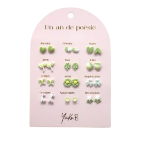 Ensemble de 12 paires de boucles d’oreilles en céramique – Un An de Poésie verte.